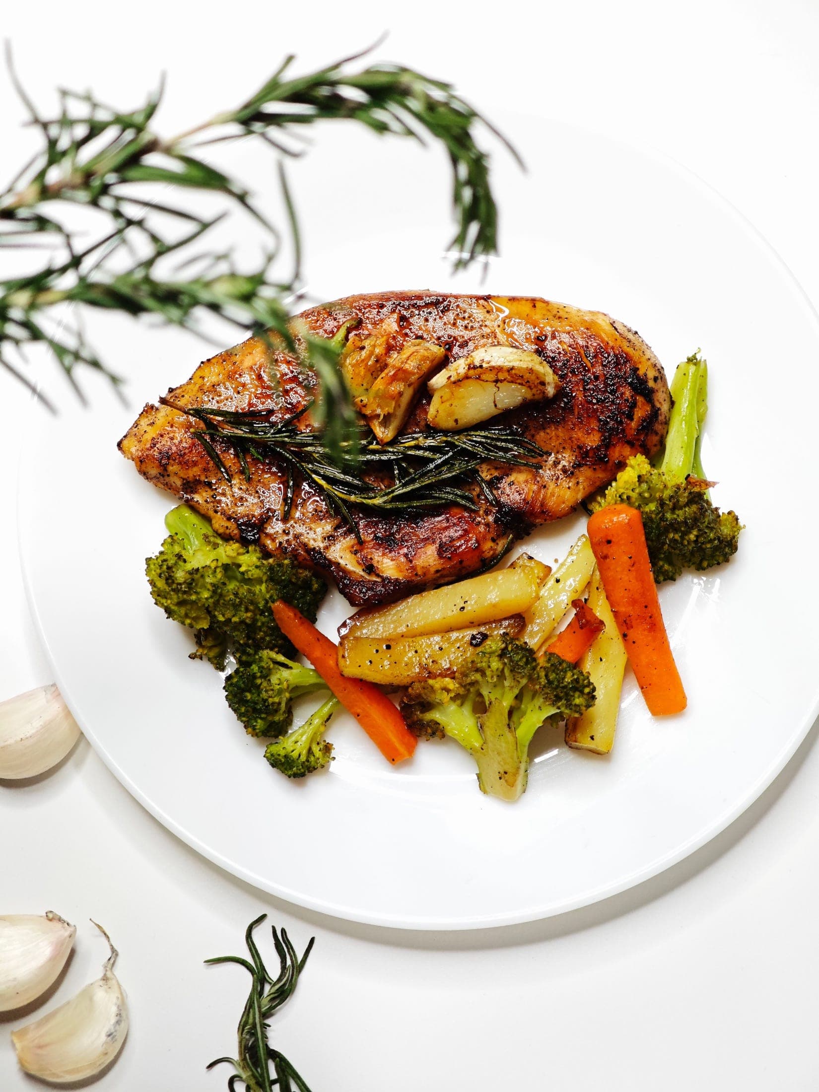 Frango grelhado com legumes servido em prato