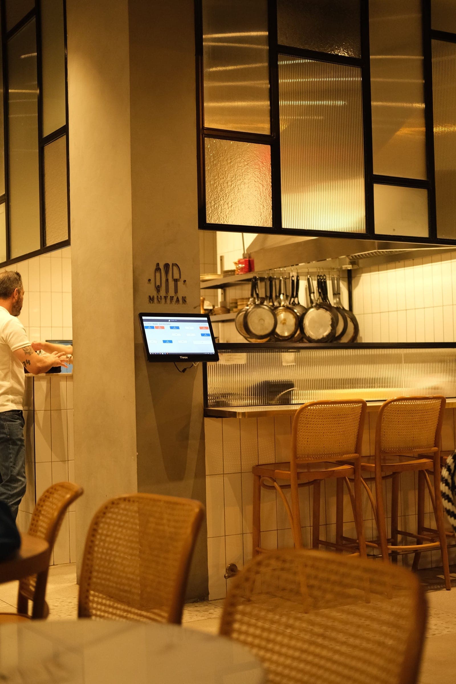 Balcão aberto de um restaurante com preparo à vista